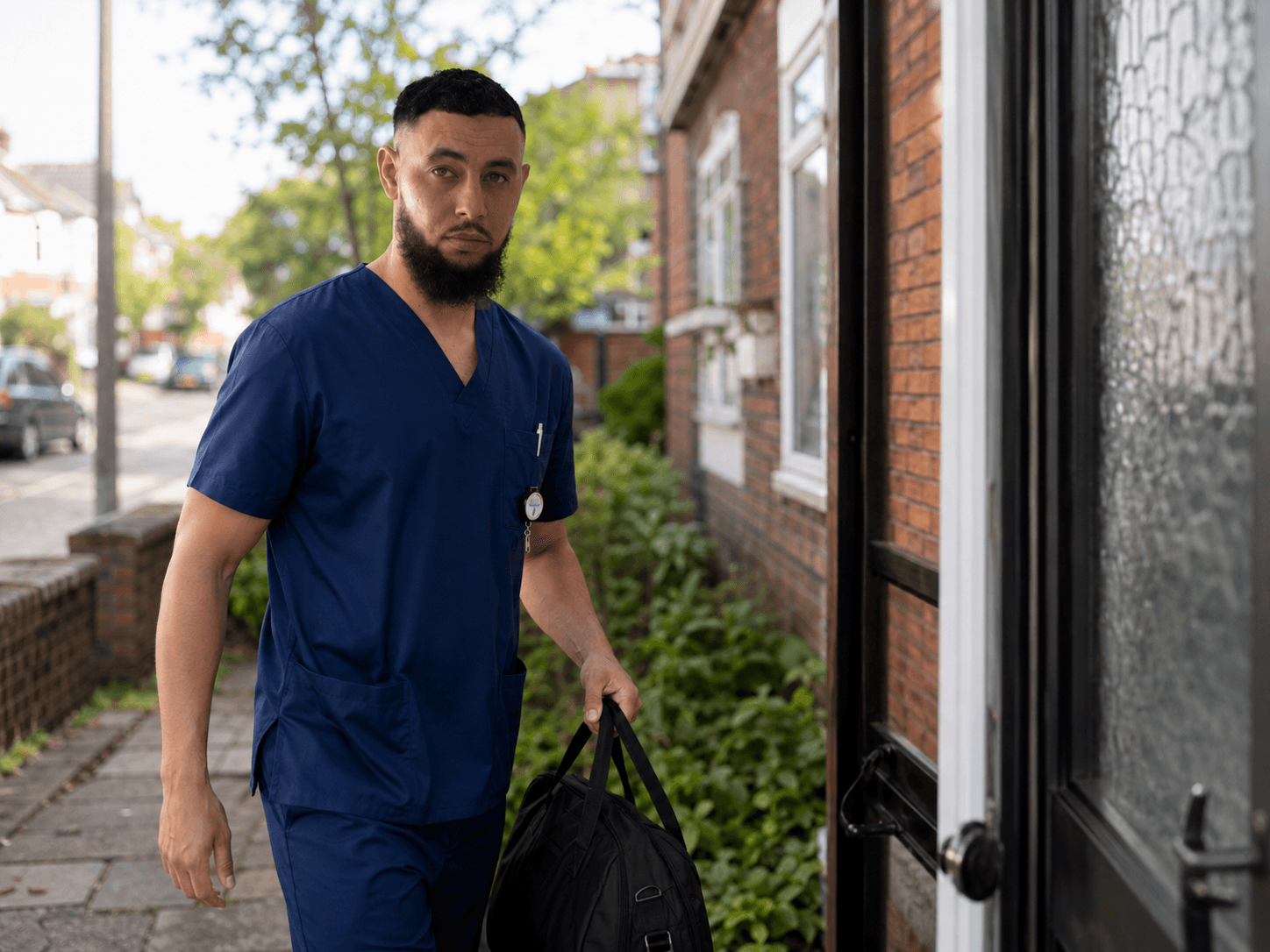 Abdelkader Bourdji arrivant au domicile d’un patient